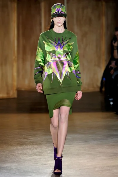 Look 16